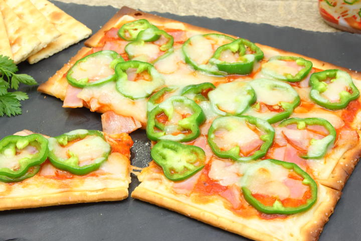 クラッカーで作る簡単ピザのレシピ チーズやベーコンをたっぷりのせてトースターへ えんウチ