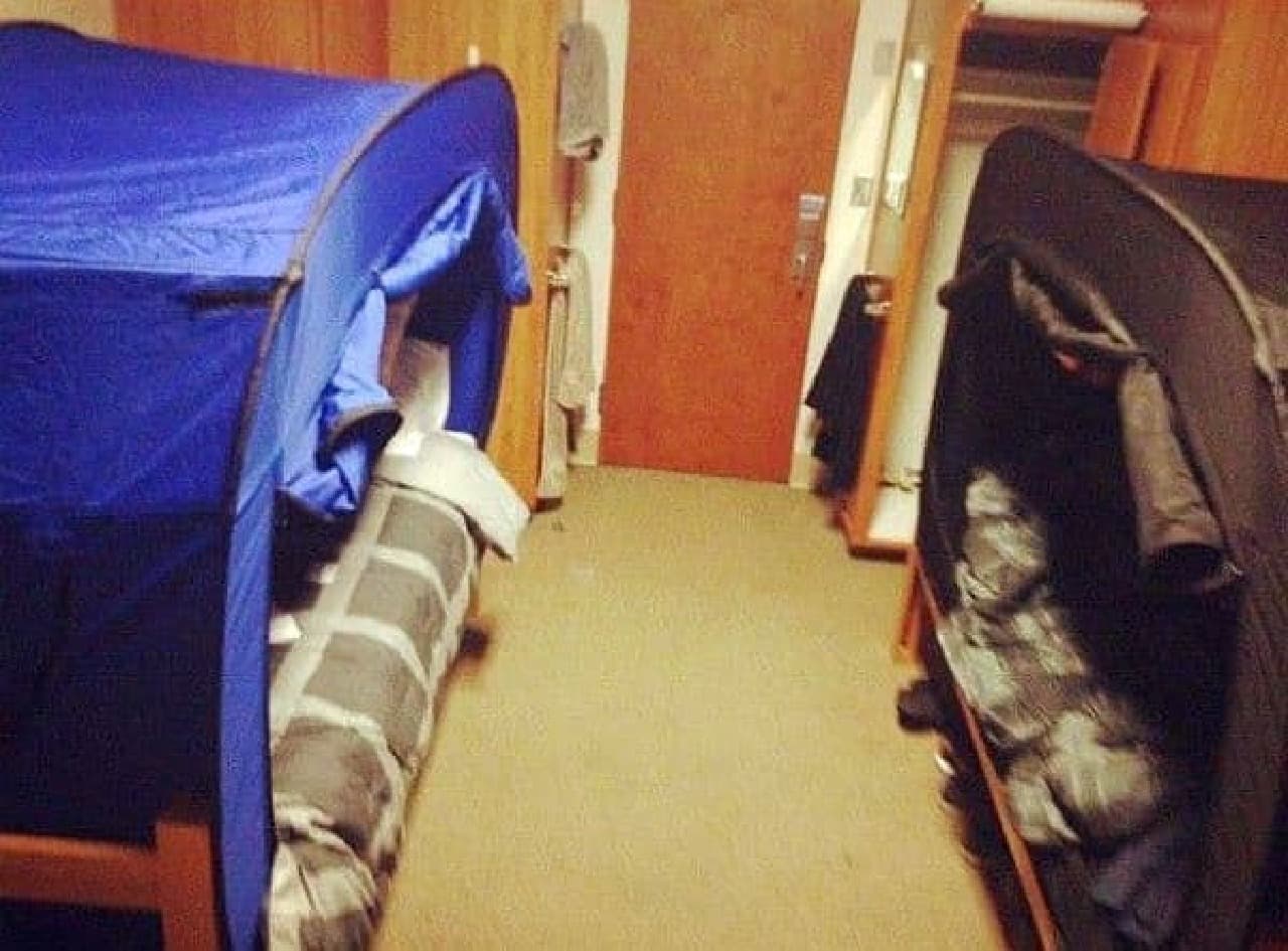 「Privacy Pop Bed Tent」の本来の使い方　　1部屋に2人が暮らせます（？）