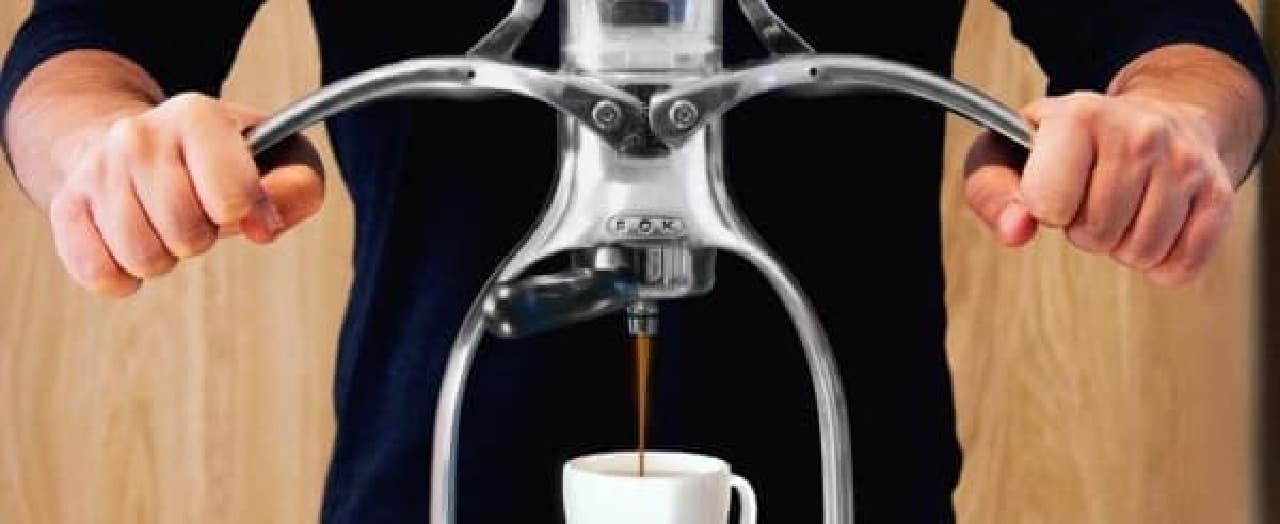 Generates the pressure required for espresso extraction with strength without using electricity
