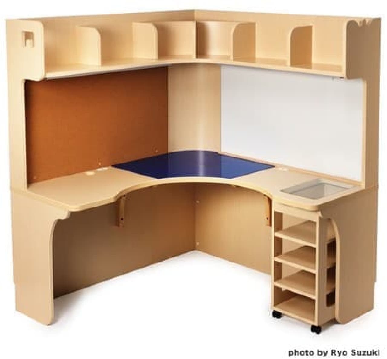 This is characterized by an arc shape consisting of the original "Akamon desk" center and left and right support zones.
