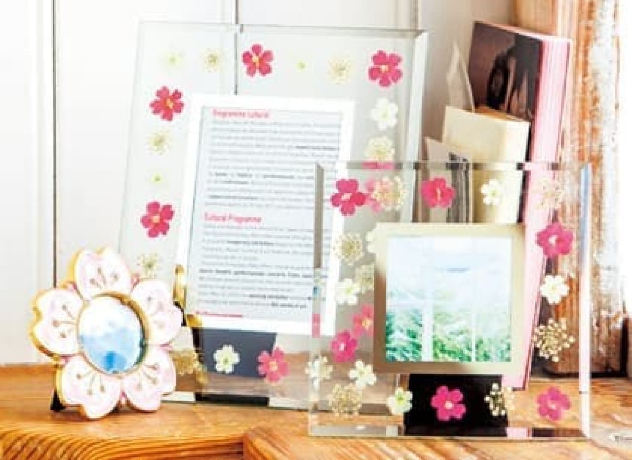 Decorate your spring memories with a flower photo frame