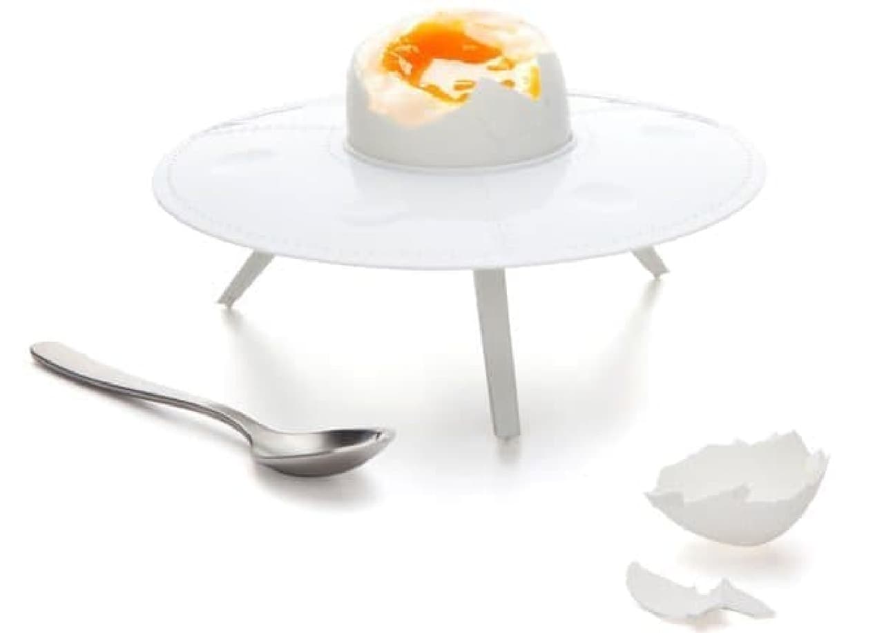 Place the boiled egg on the egg stand and cut the top of the empty with a knife! For dexterous people, cut with a fork or spoon