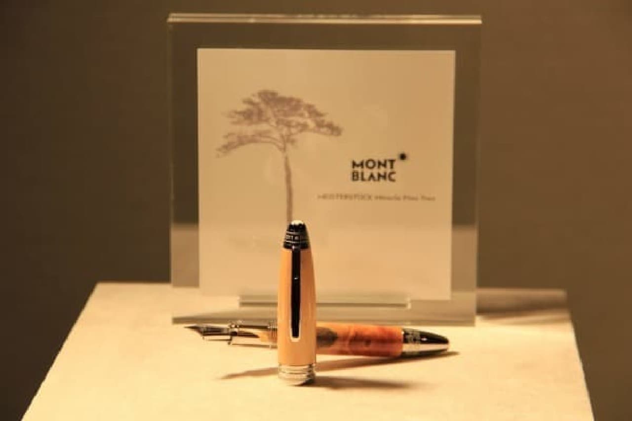 The pen tip is engraved with a single pine tree, and each one has a different texture.