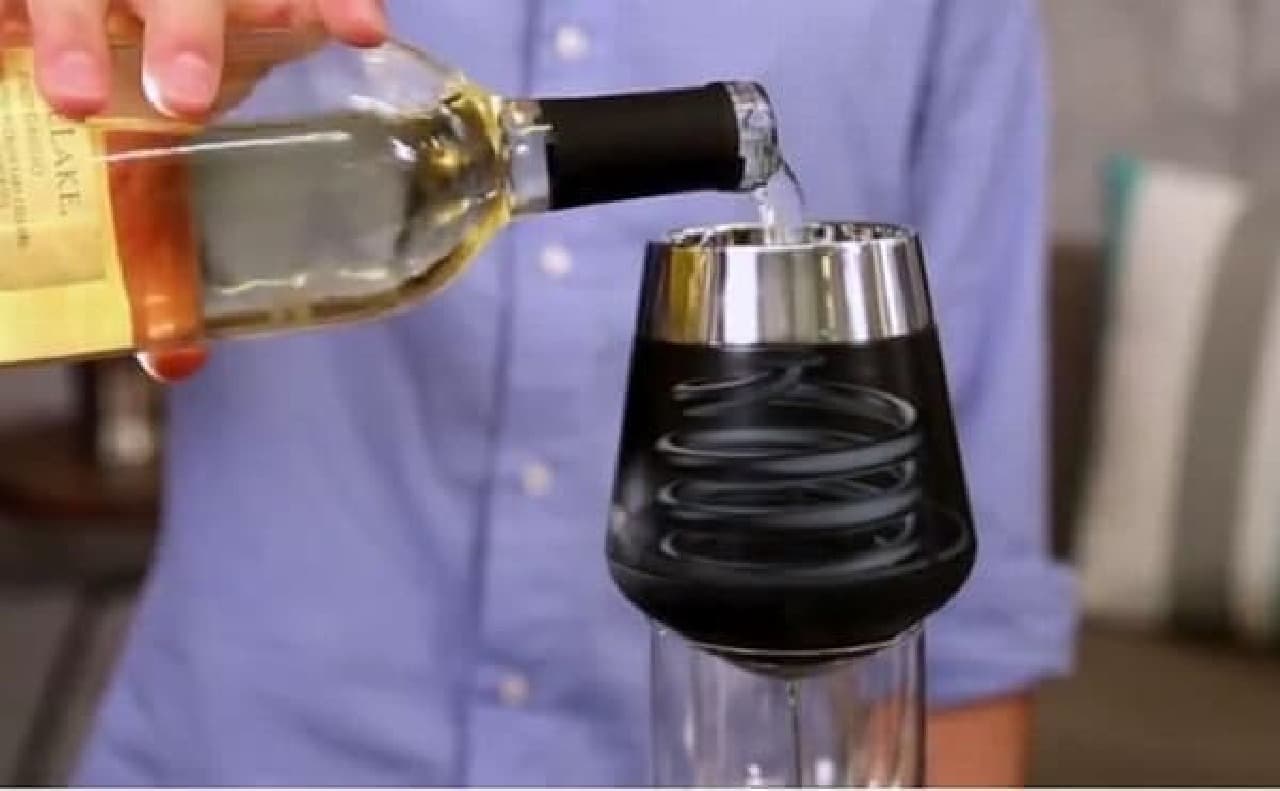 ワインは、コイル状のパイプ内を通過しながら、冷やされます