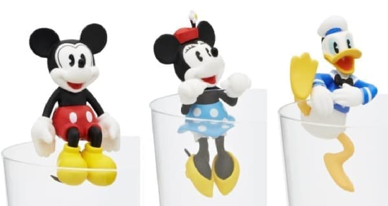 Mickey and his friends liven up the edge of the cup!