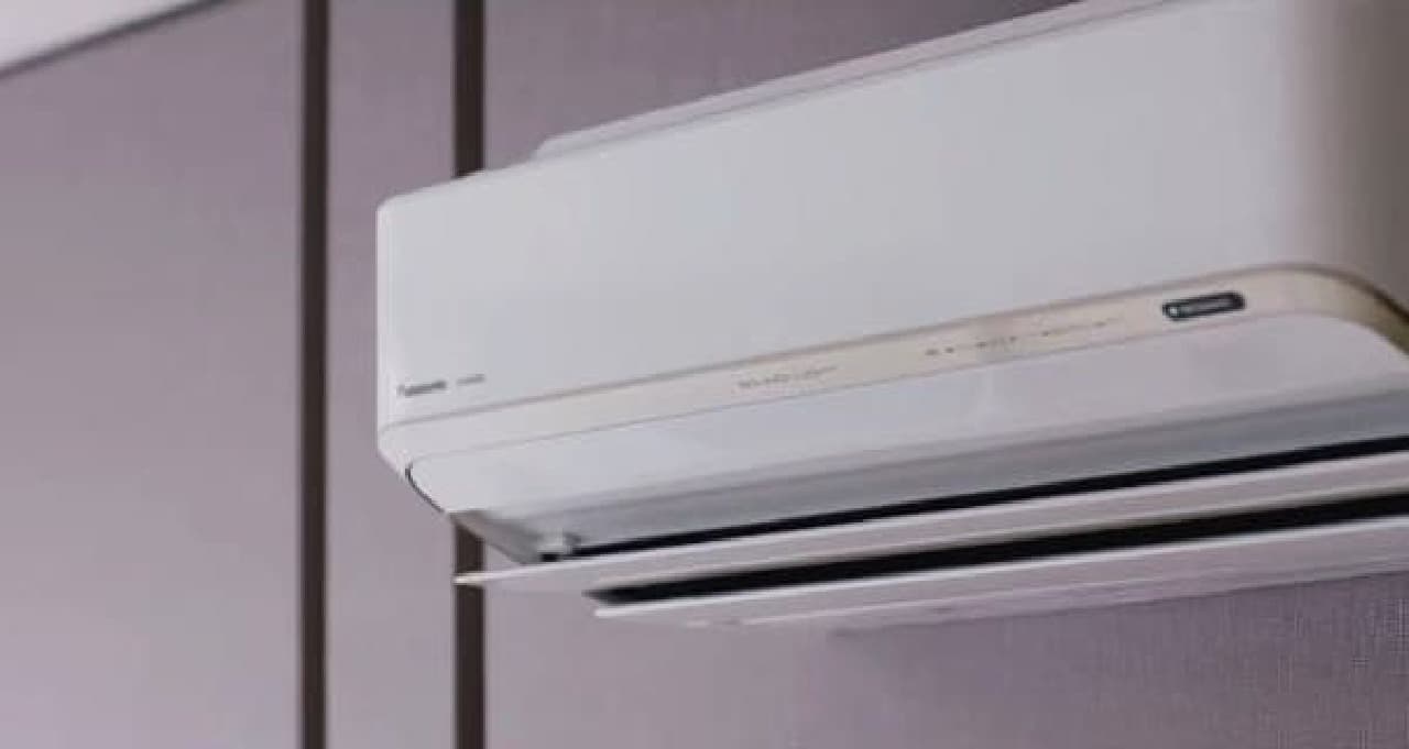 Room air conditioner that creates a relaxing space for the entire bedroom