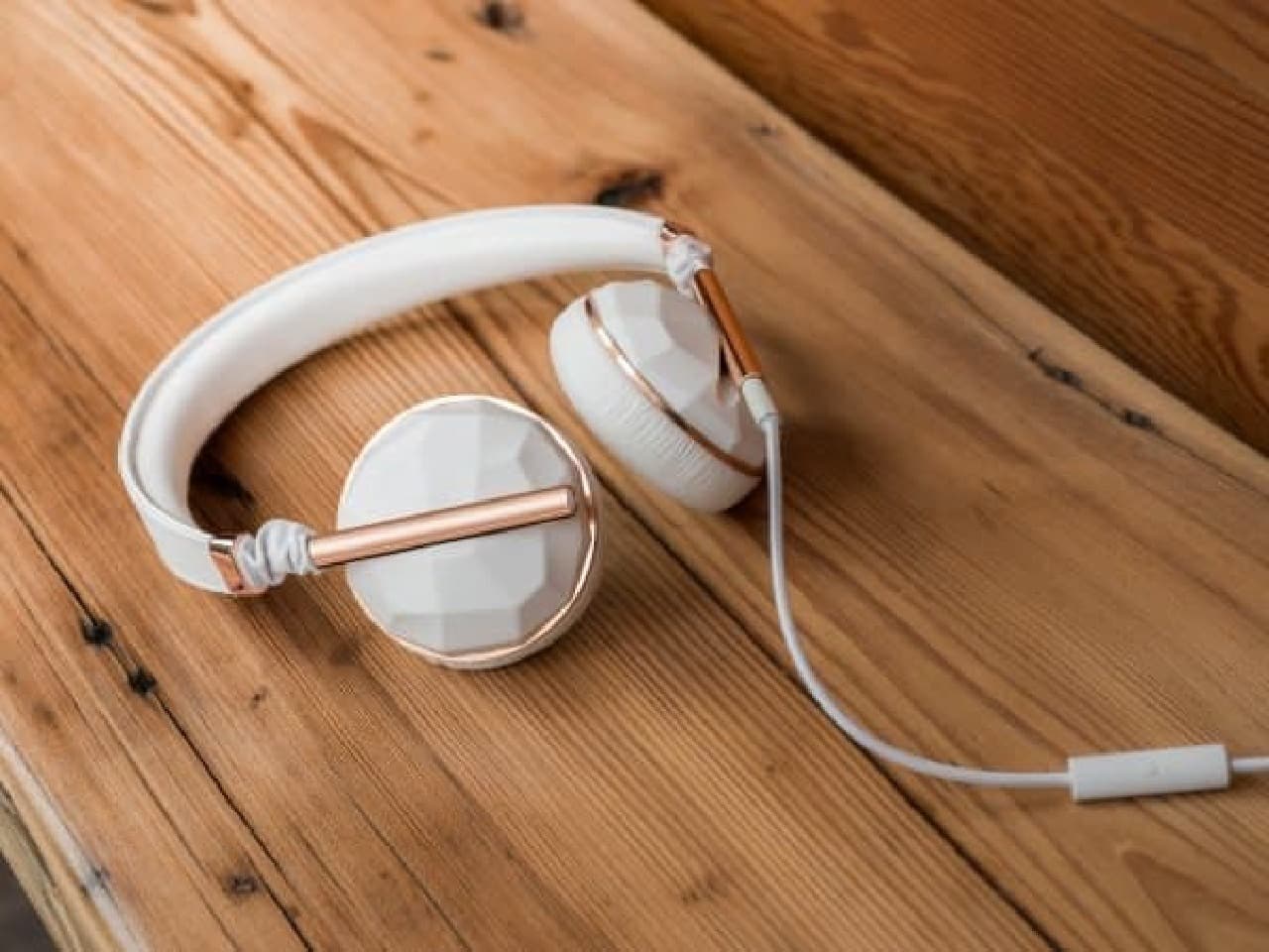 Compact headphones tailored to women's ears