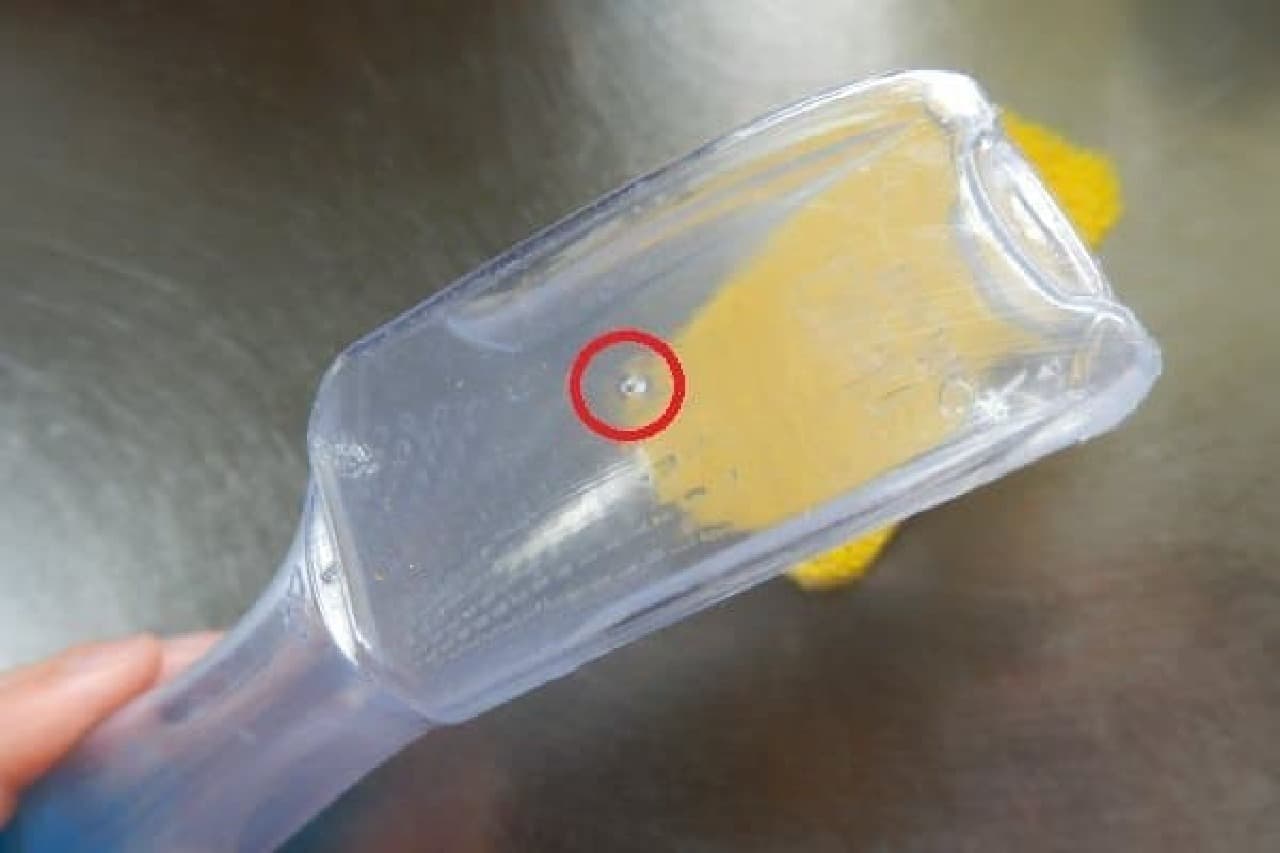 A mechanism in which detergent oozes out little by little from a small hole at the tip