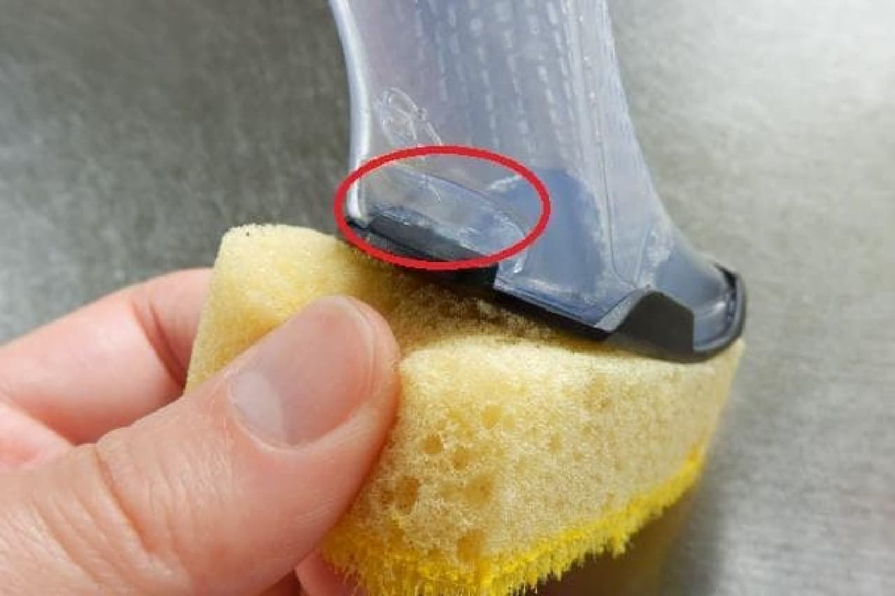 The sponge can be easily removed by hooking your finger in the dent on the back.