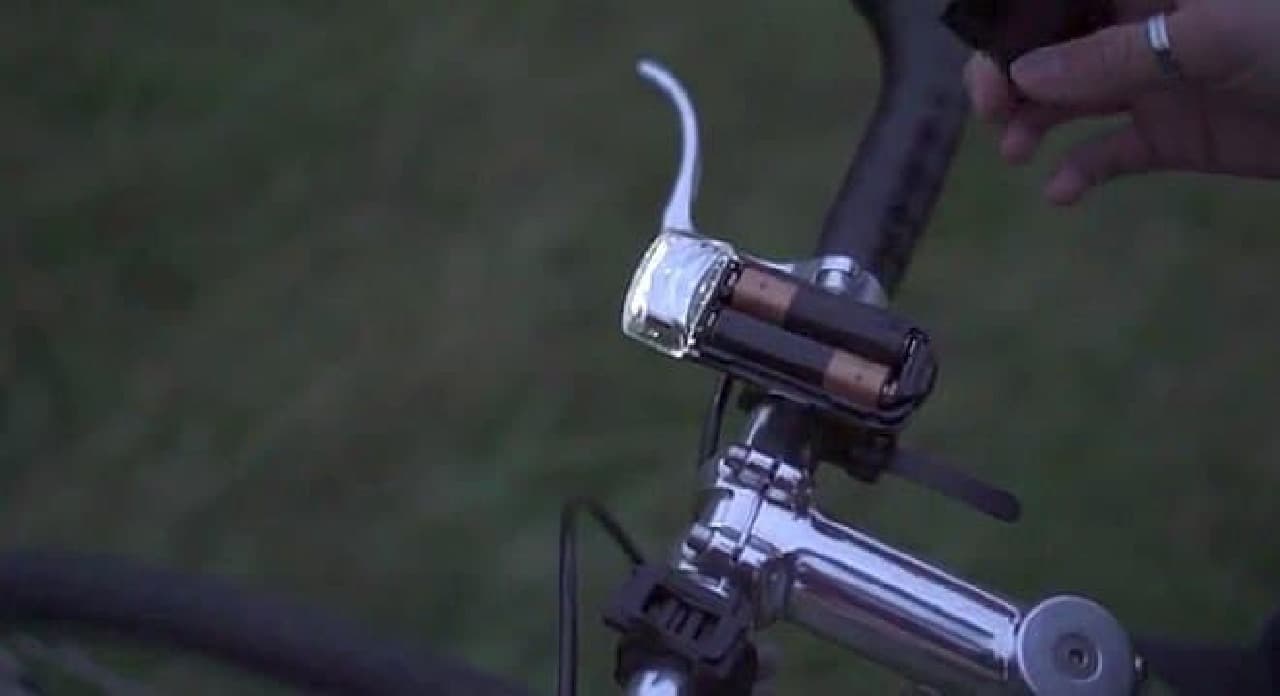 自転車用ライトの乾電池を使用してスマートフォンを起動　　ルートを確認できる