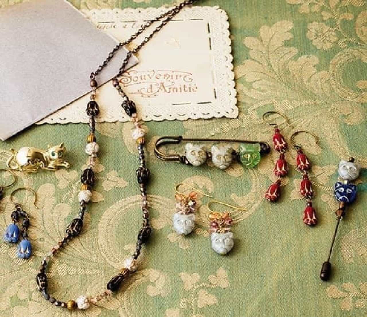 Accessories born from the old bead ledger of the workshop