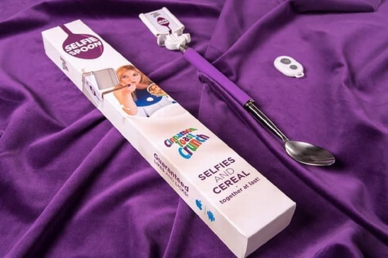 "SELFIE SPOON" package contents: Operate your smartphone with the remote control placed at the right end