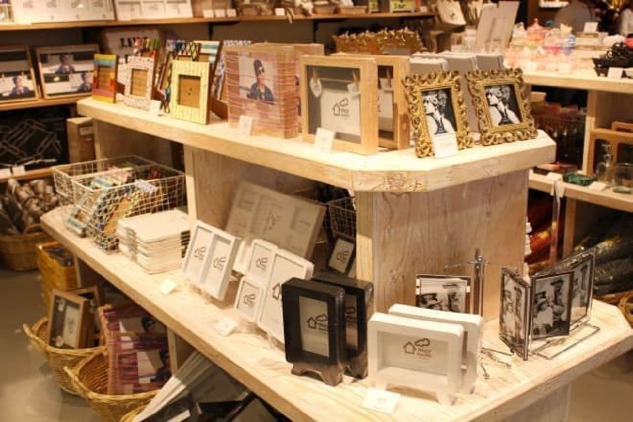 Photo frames start at 500 yen. You can choose according to your room