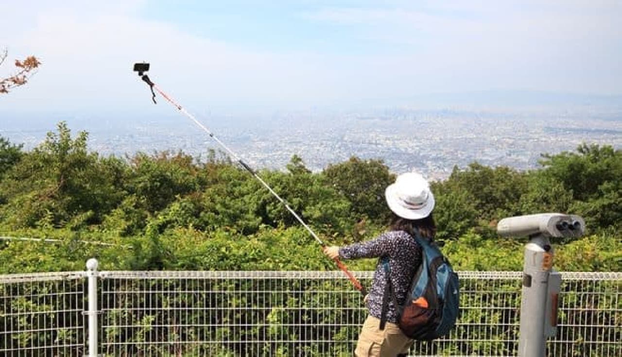 Super long selfie stick "Ohitorisama trekking pole" released