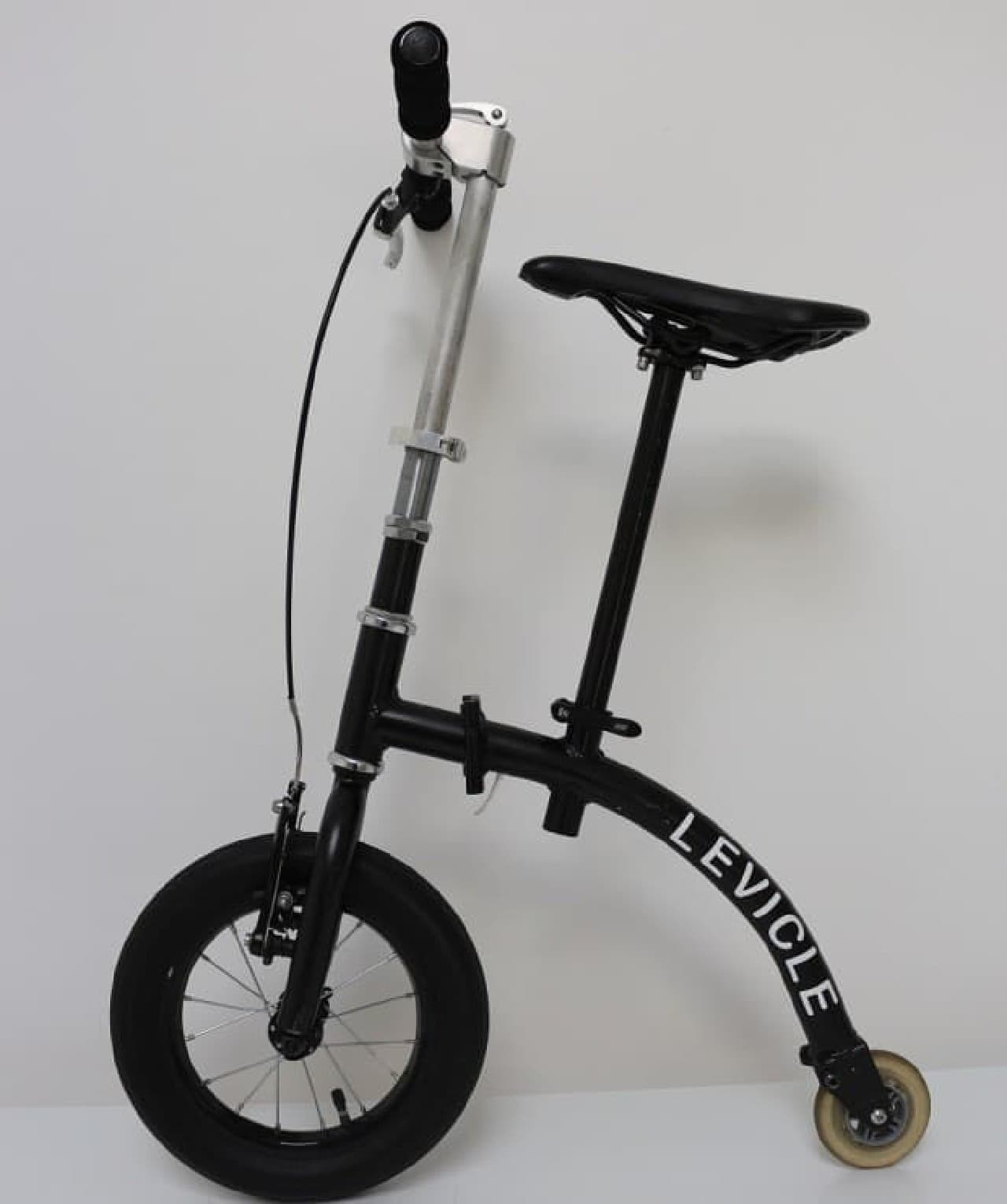 Equipped with a front wheel larger than the kickboard