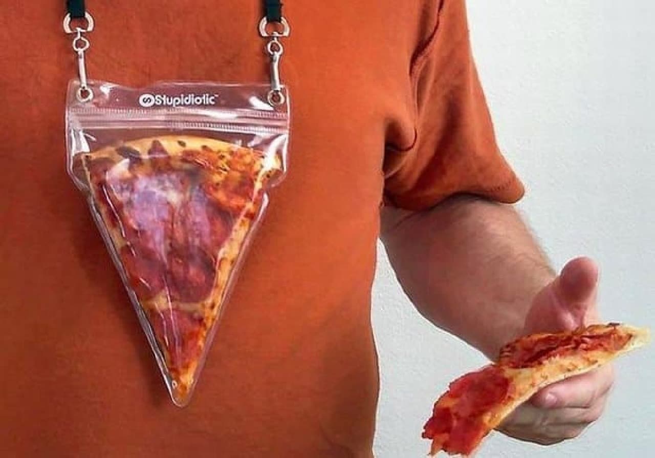 "Portable Pizza Pouch", a pouch that allows you to carry one slice of pizza