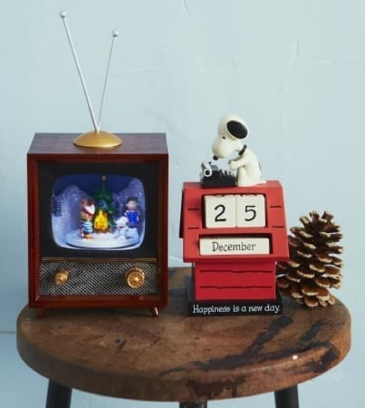（左）スヌーピーテレビ オルゴール 1万3,500円  （右）ピーナッツ カレンダー 3,200円