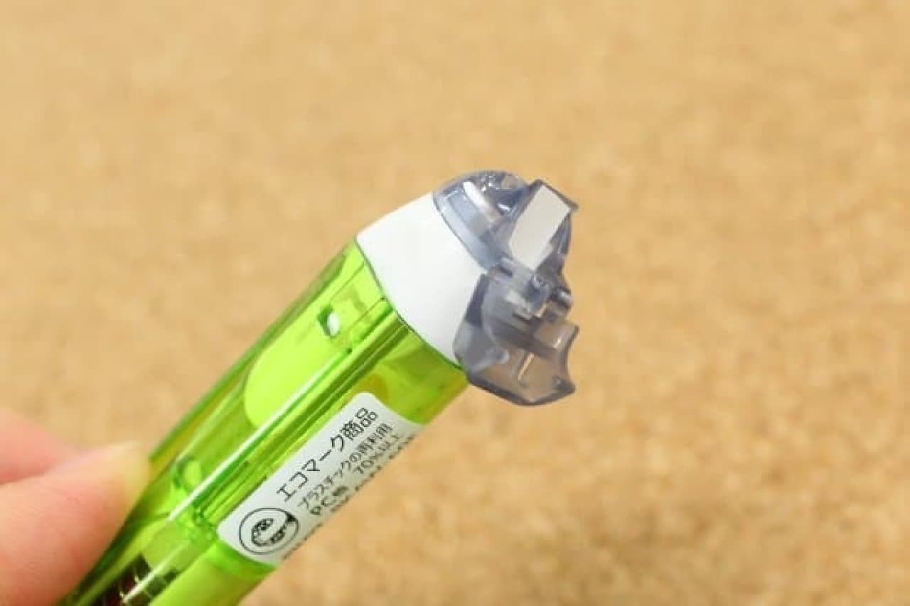 A correction tape is mounted on the top of the pen. The lid is a flap type that you do not have to worry about losing.