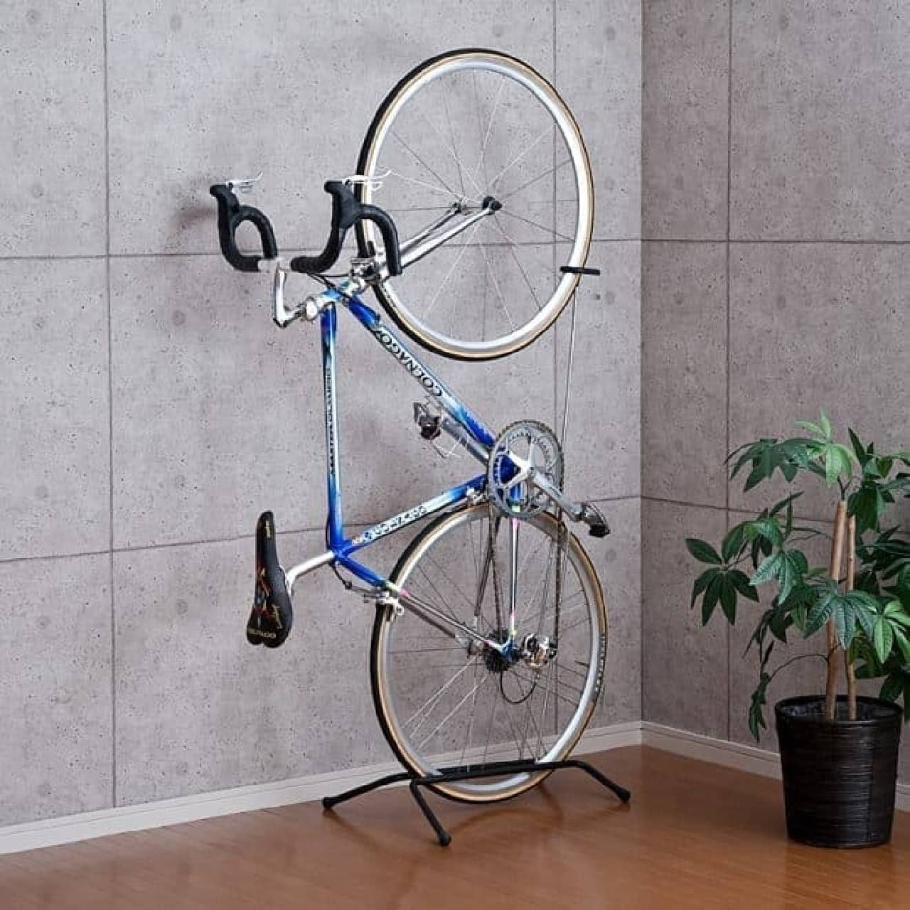 自転車を室内に立てて収納―スペースを有効活用できるスタンド「800BYST4」 [えんウチ]