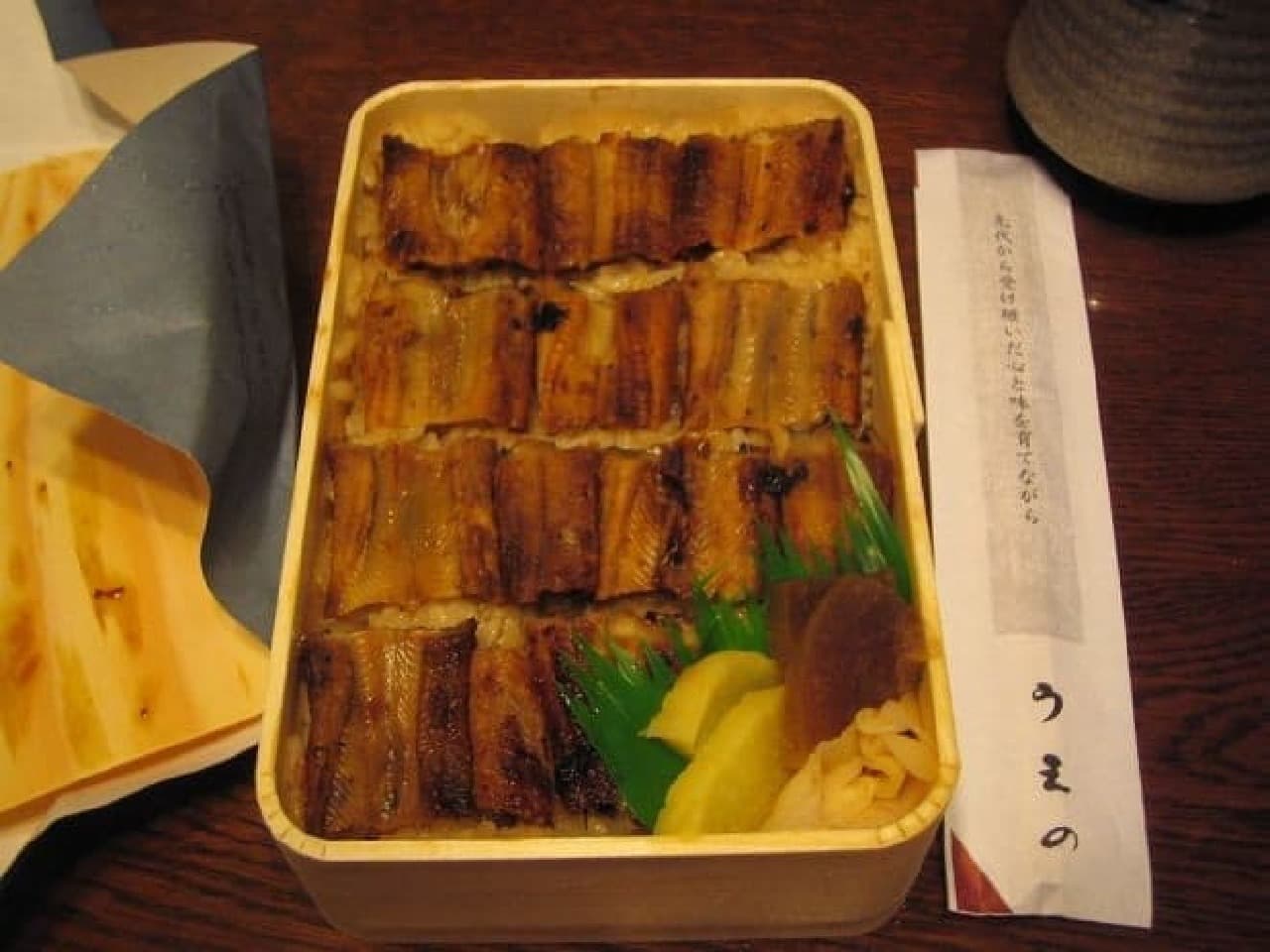 This is anagomeshi (the image is a lunch box sold at Miyajimaguchi station "Ueno")