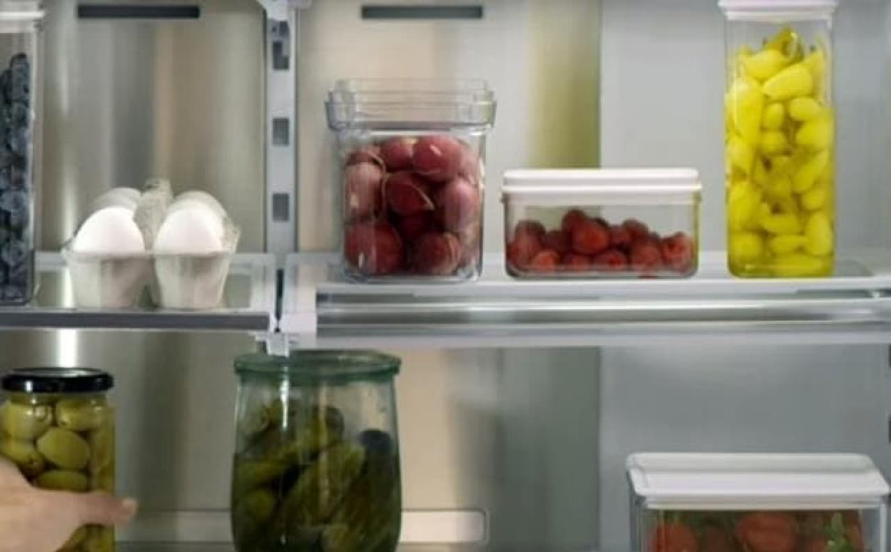 Multiple cameras are installed in the refrigerator, and every time the user closes the door, the inside of the refrigerator is photographed.