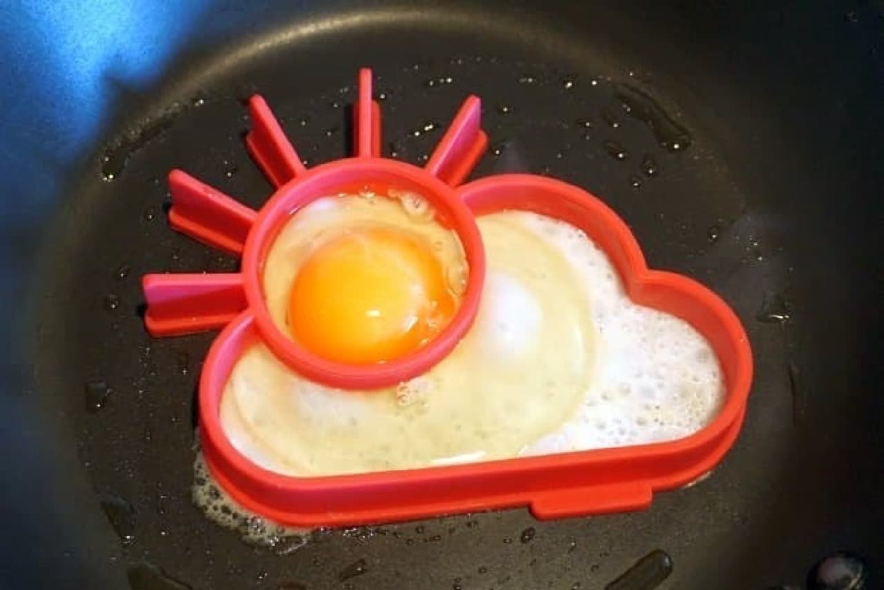 "Sunny Side Egg Shaper" It seems that many overseas eggs are L size.