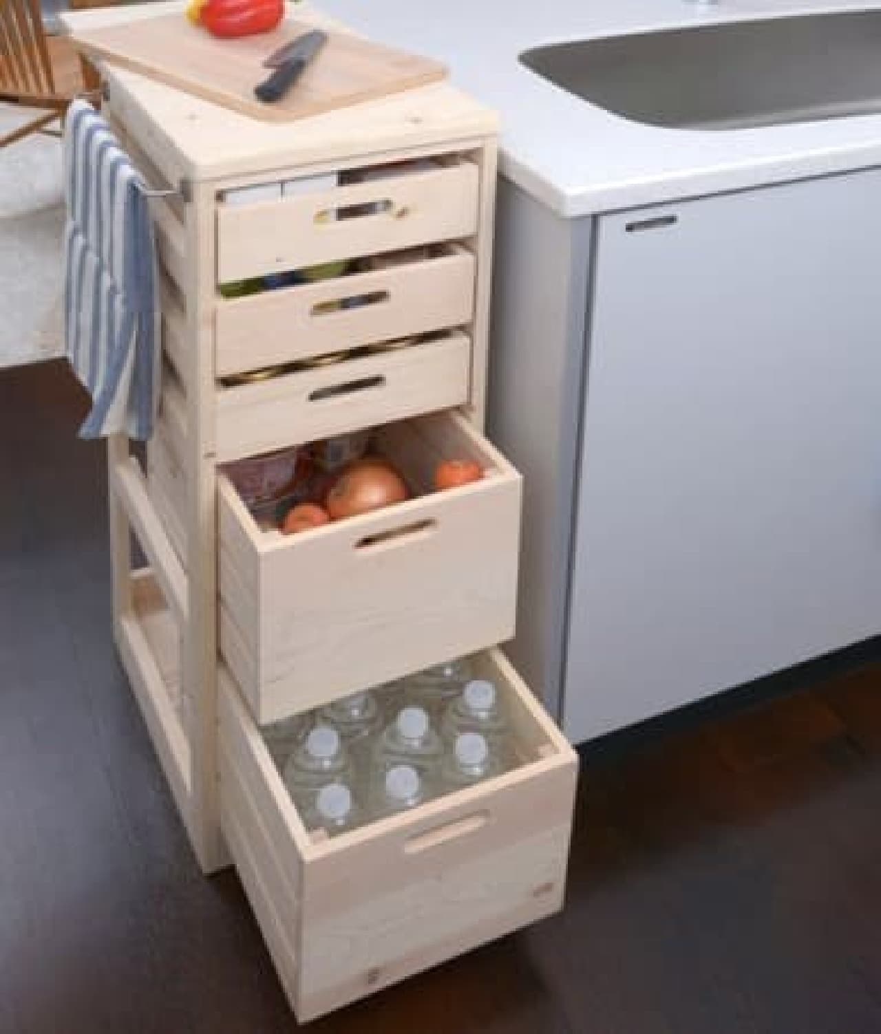 The drawer part can be pulled out and carried