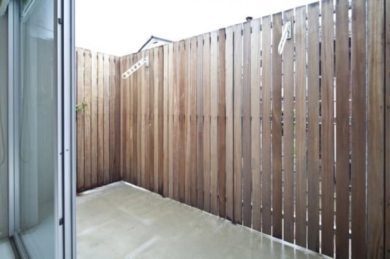 Reference image: An example of a dedicated pouch installed in a room on the first floor and a fence with a height of about 2 meters (The image is different from that of the "Gatos Apartment" pouch & fence "Seilan Apartment")