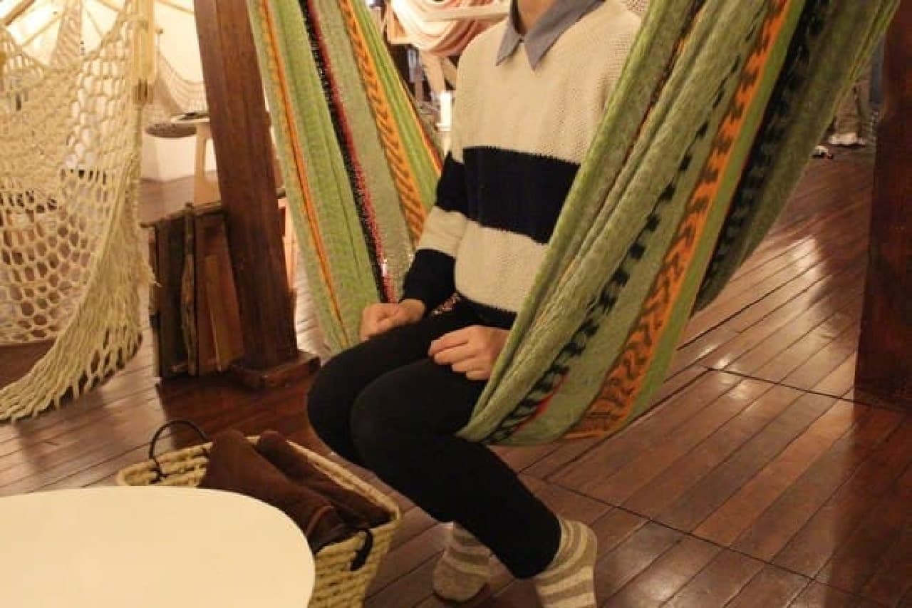It seems that it also serves as a hammock showroom, and there are various types.
