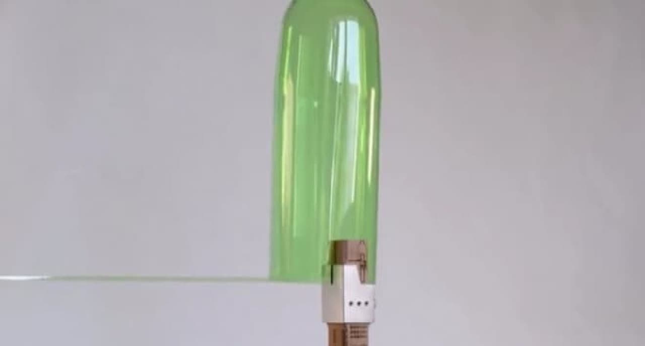 Cut the bottom of the PET bottle with a cutter, sandwich it between "PET bottle cutters" and pull the end of the rope.