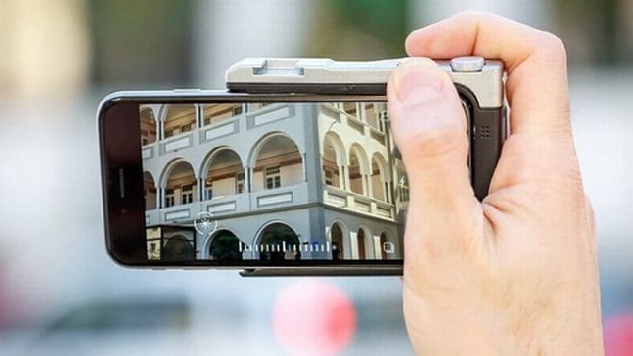 Iphoneで片手撮り シャッターの 半押し を可能にするカメラグリップ Pictar 画像 2 5 えんウチ