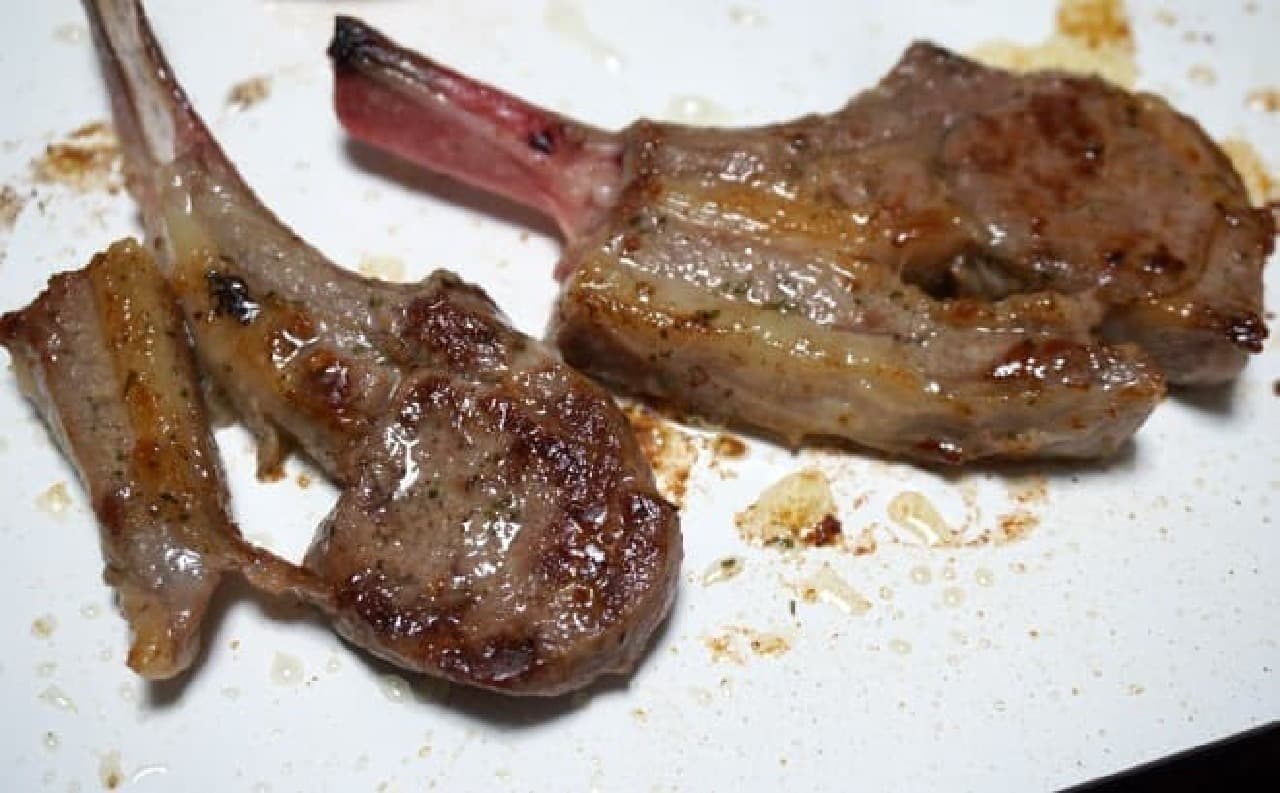 Lamb meat with bone is crispy on the outside and soft on the inside
