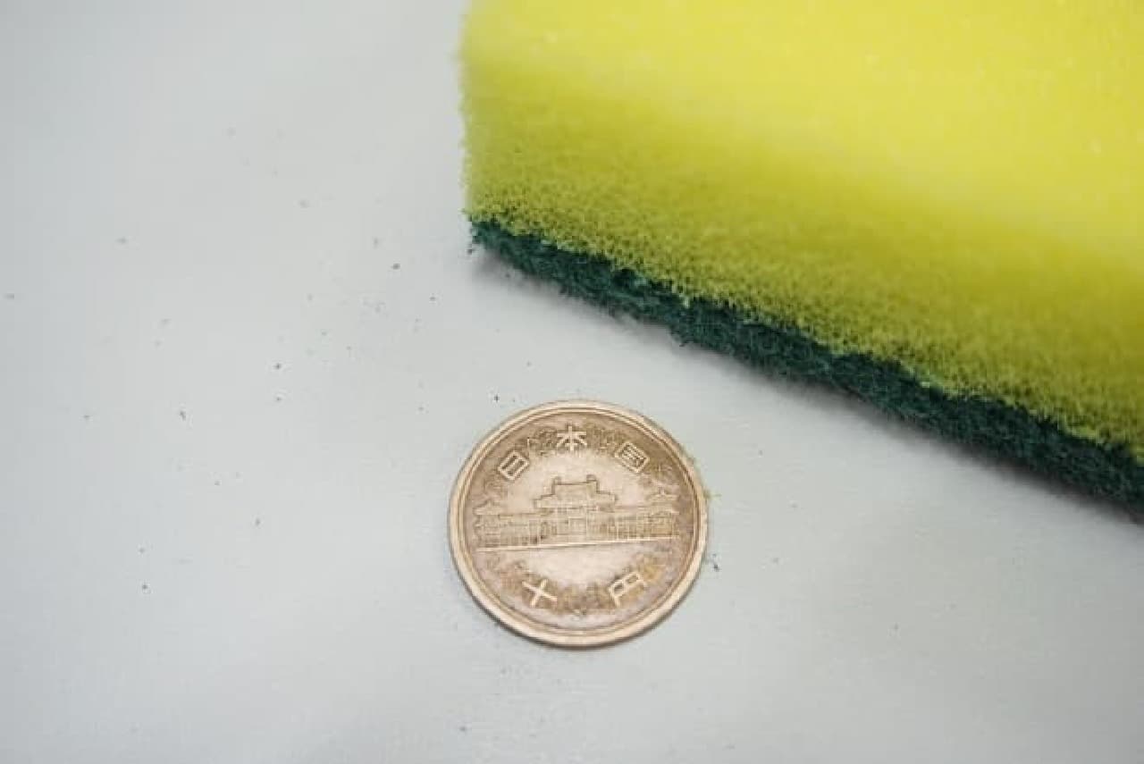 A 10-yen coin polished with a sponge with an abrasive
