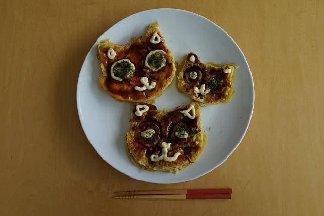 Cooking example with "Egg Mold Cat": Okonomiyaki