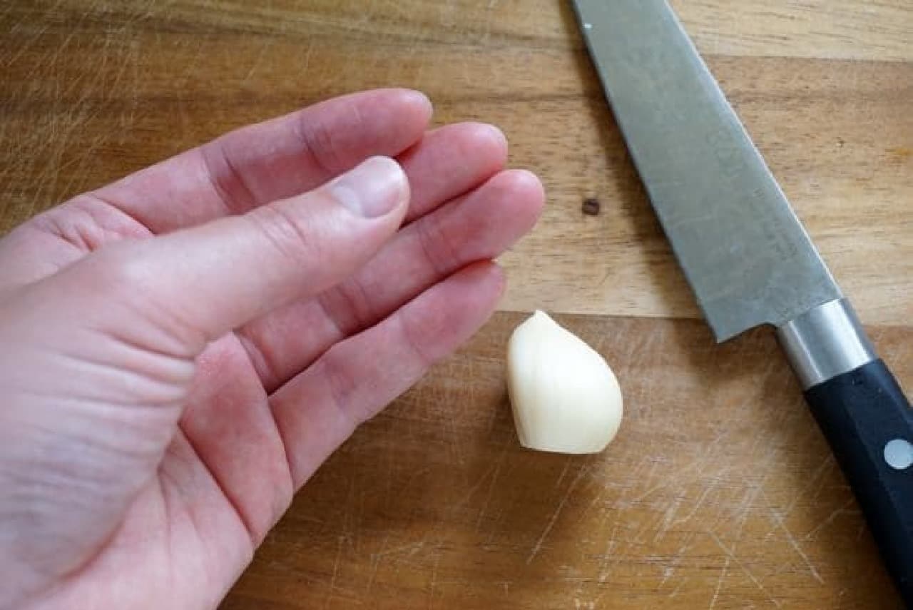 Cutting garlic makes my hands smell