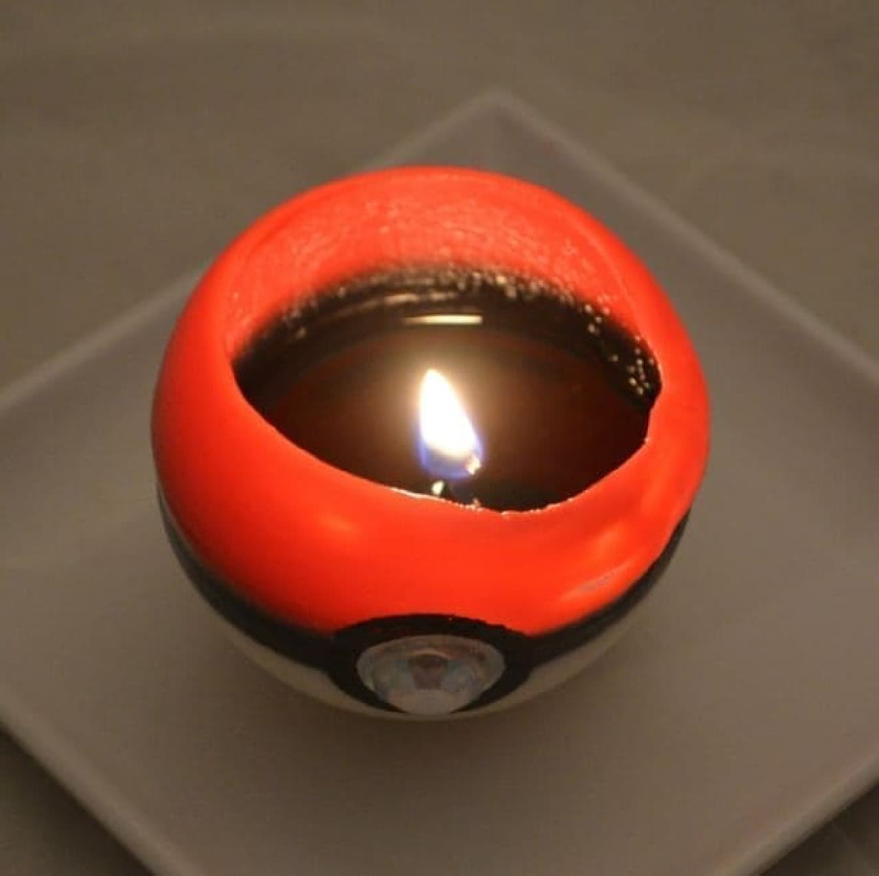 Candle "Poke Ball" that imitates a Pokemon monster ball