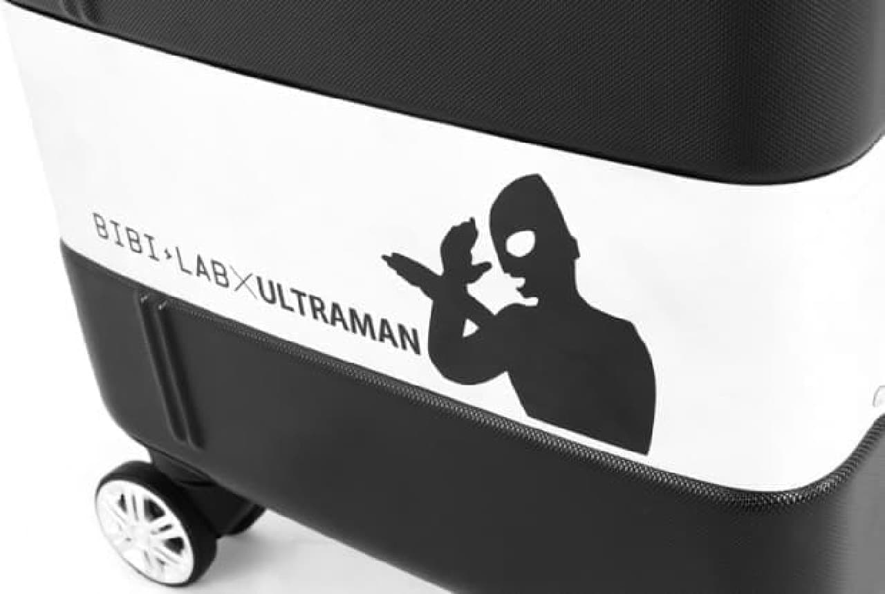 "Slim suitcase ULTRAMAN", the silhouette of Ultraman in the pose of "Specium Ray"
