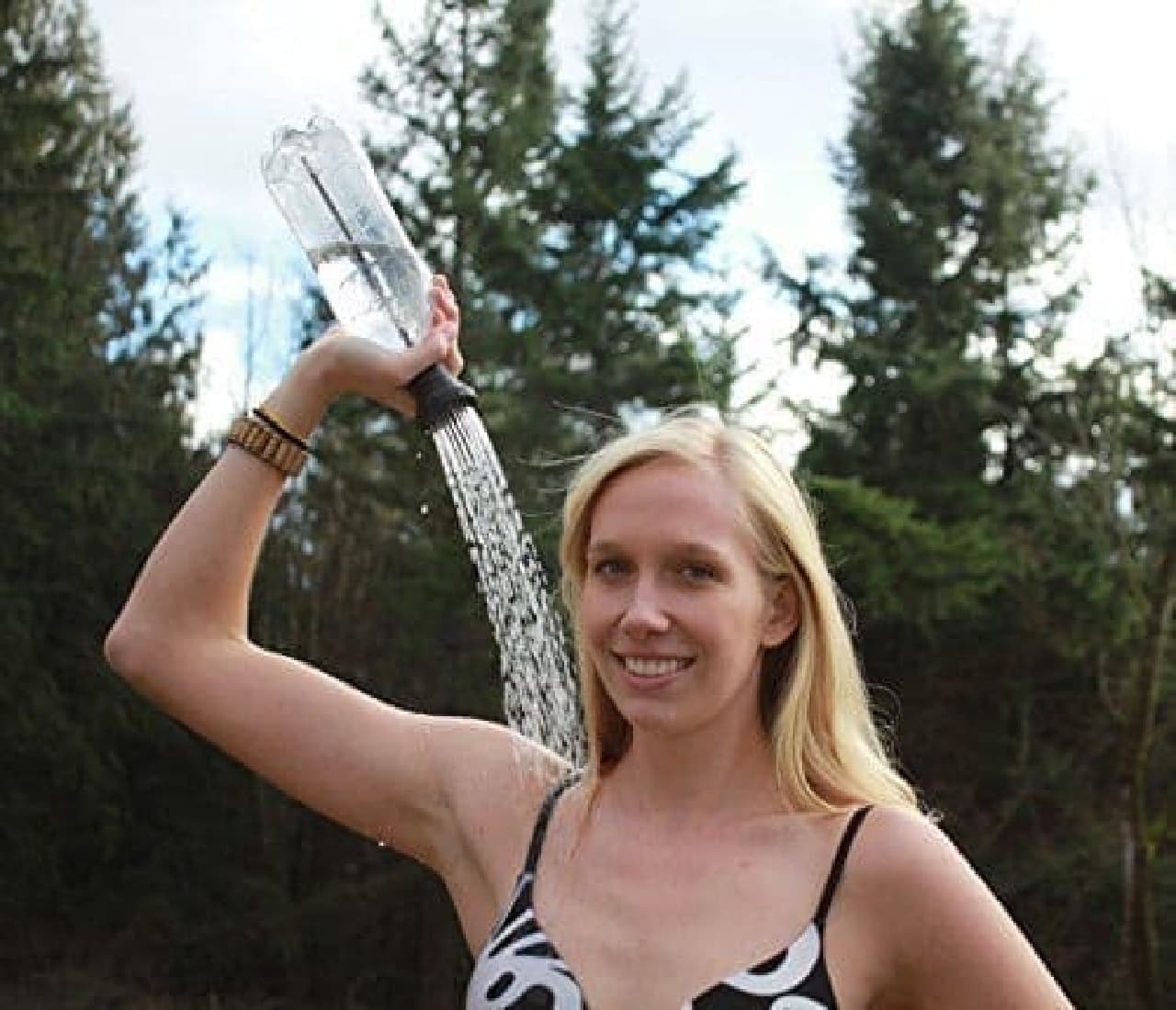 "Portable Camping Shower" that turns a PET bottle into a shower