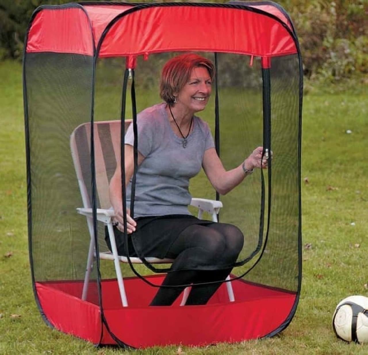 蚊や虫からまもってくれるミニテント「Pop-Up Screen Chair Tent」