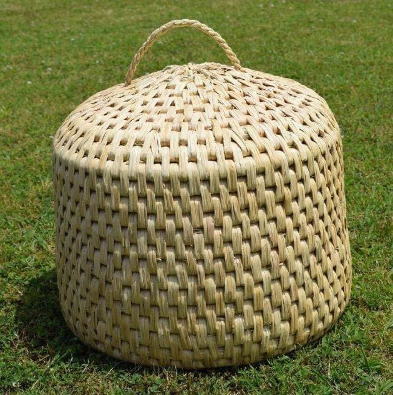 "Neko Chigura" made by knitting rice straw