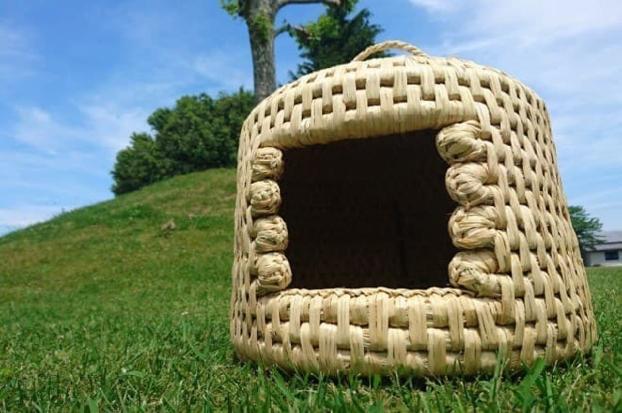"Neko Chigura" made by knitting rice straw