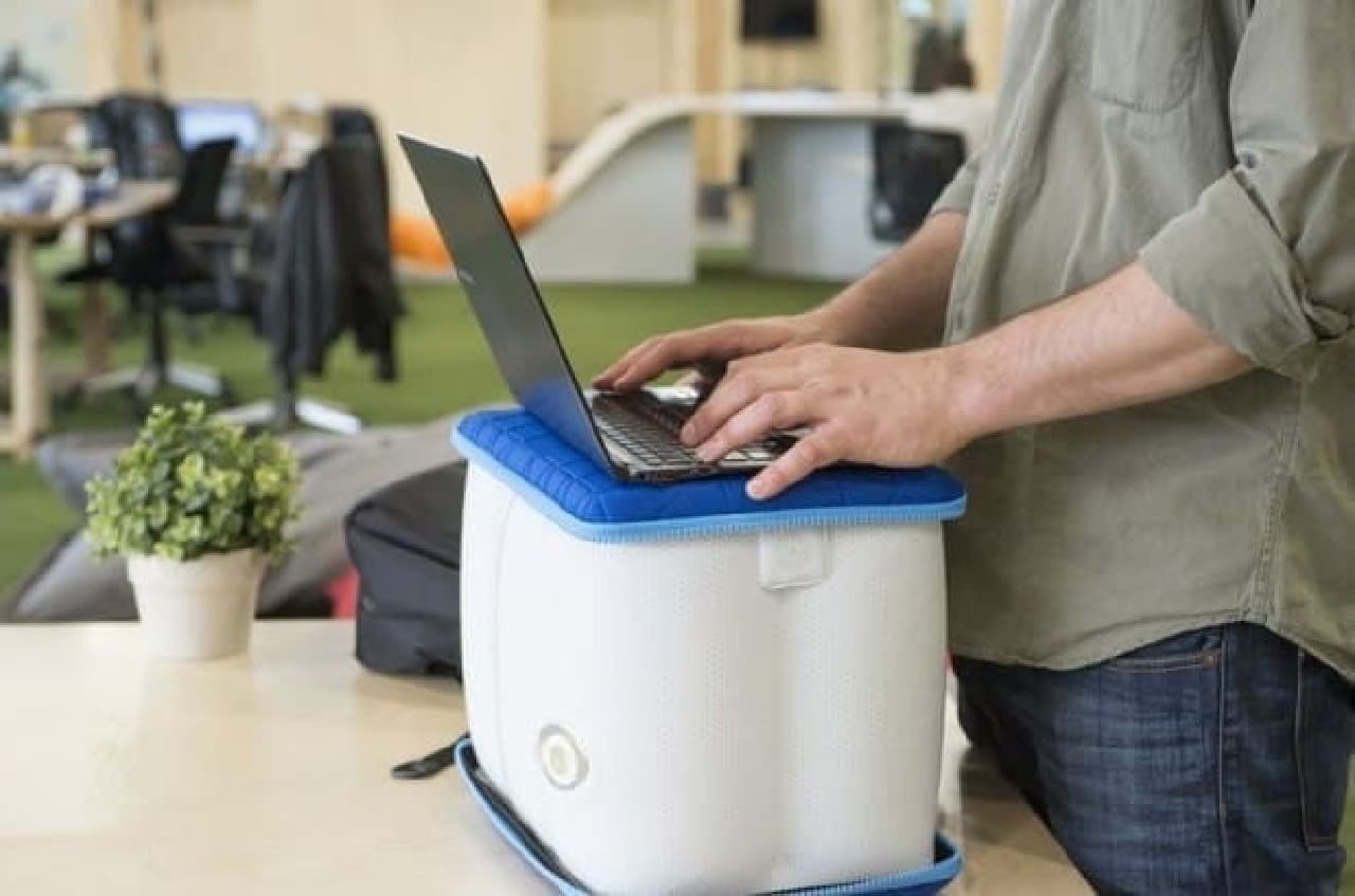Standing desk "YouP" that inflates with air