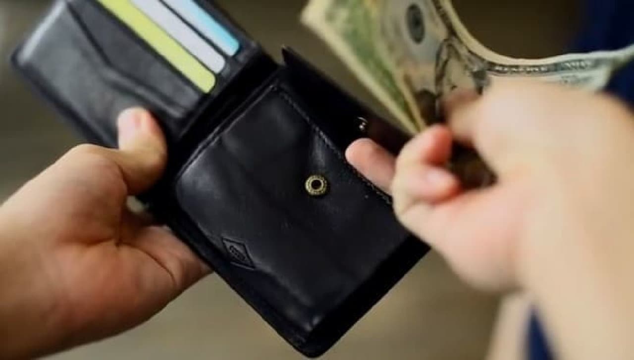 A wallet "KIN" that automatically separates bills and coins