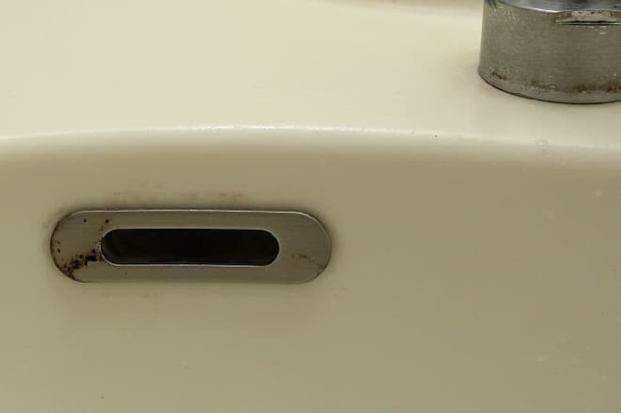 洗面台のオーバーフロウ口