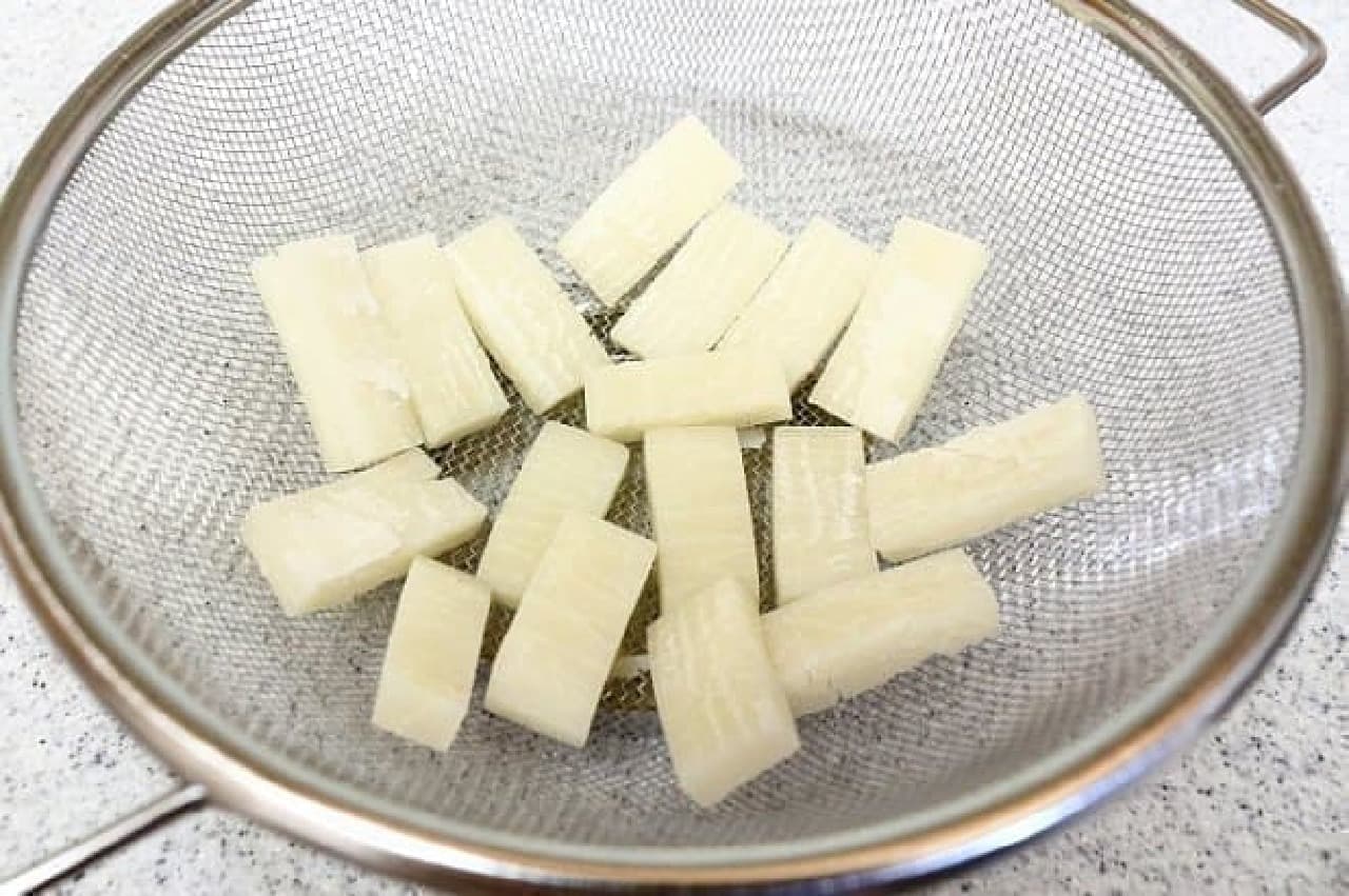 Cutted rice cake lined up in a colander