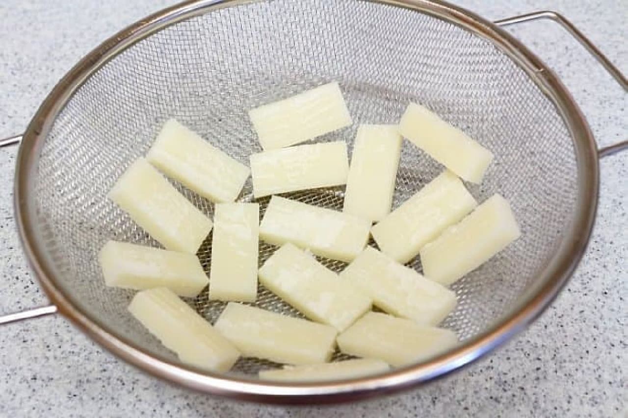 Cutted rice cake lined up in a colander