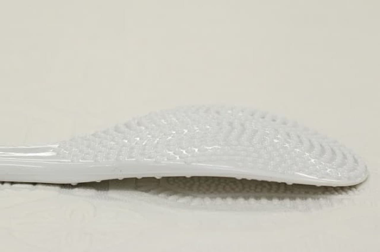 Horizontally placed rice scoop