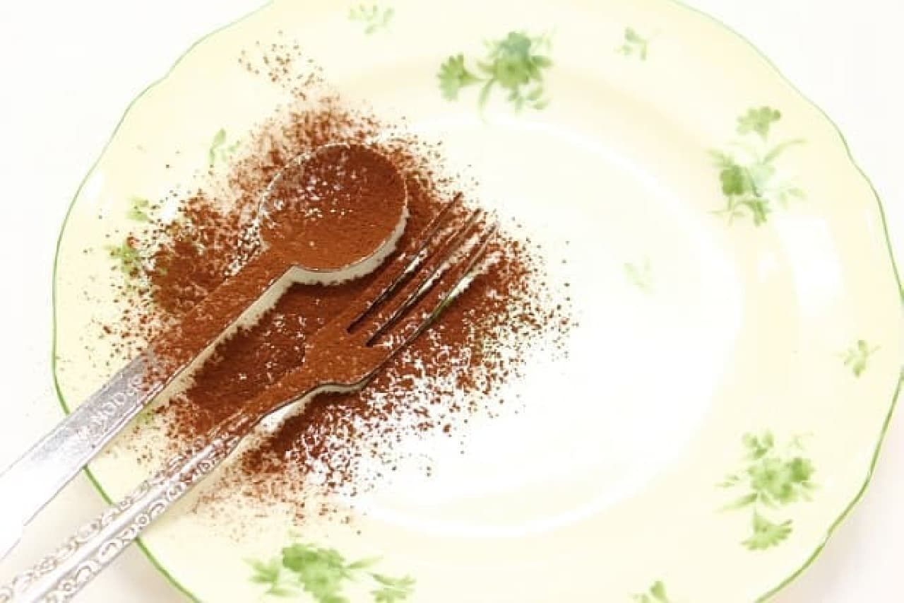 Decoration with cocoa powder