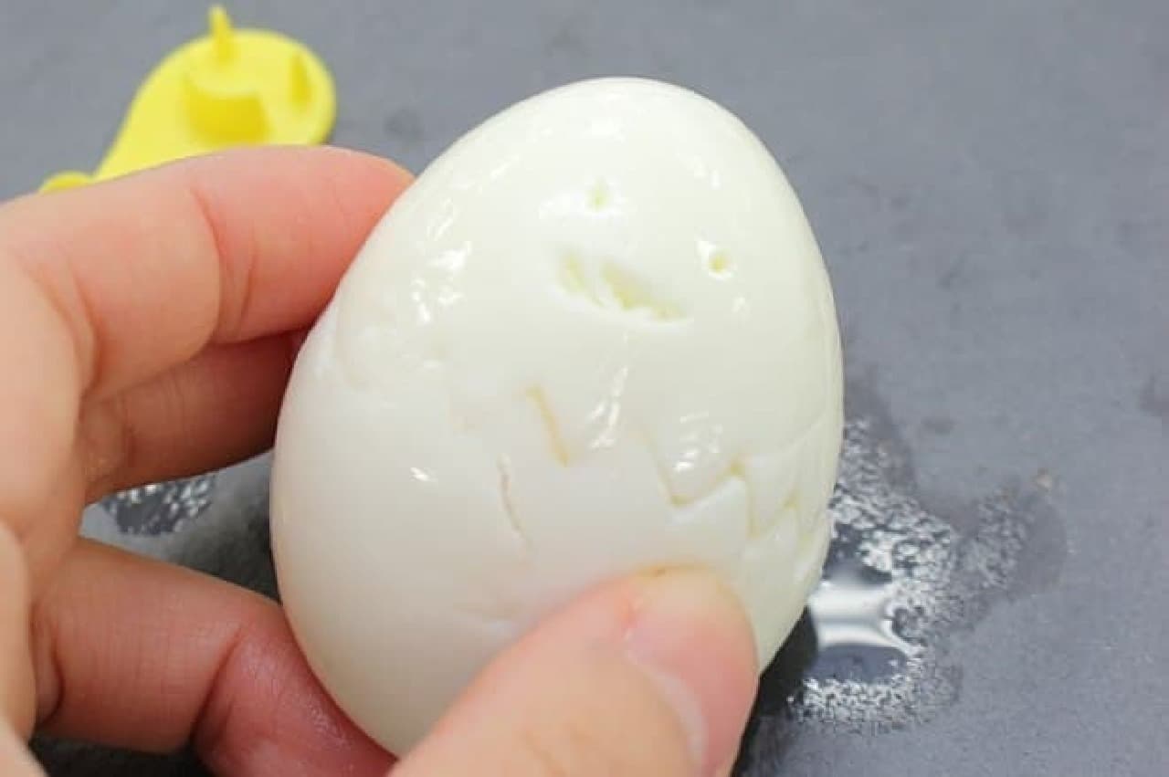 100均のゆで卵を飾り切りできるカッター「花卵コロン」