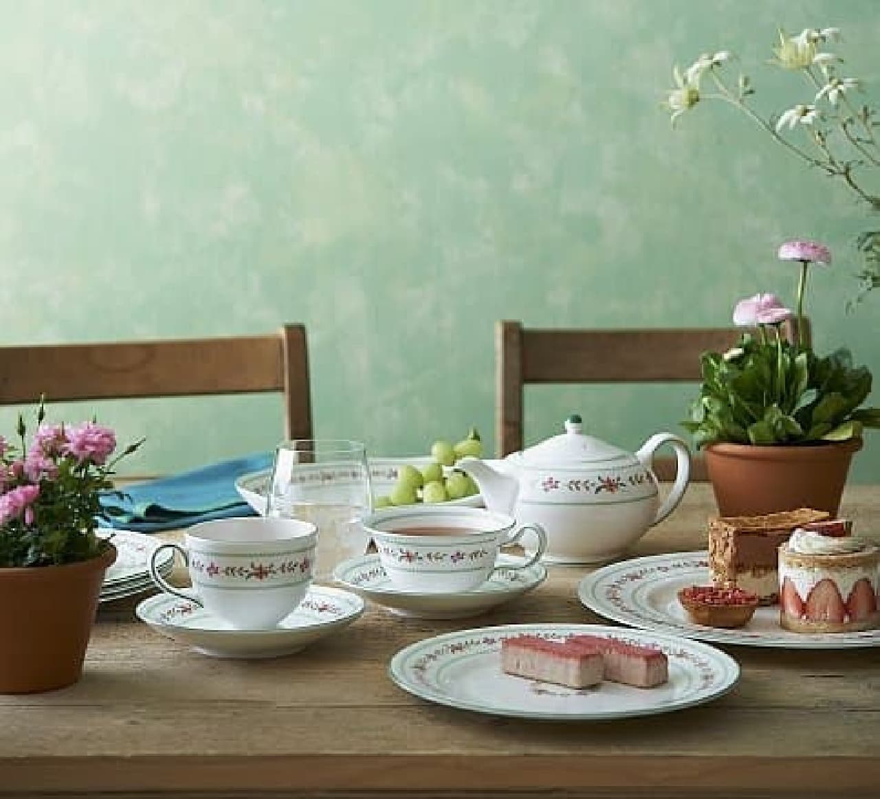 WEDGWOOD "Bell Rose" with the theme of English garden